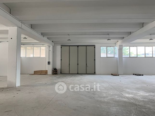 Capannone in commerciale in Via Alfredo Catalani