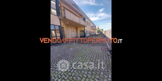 Capannone in commerciale in 