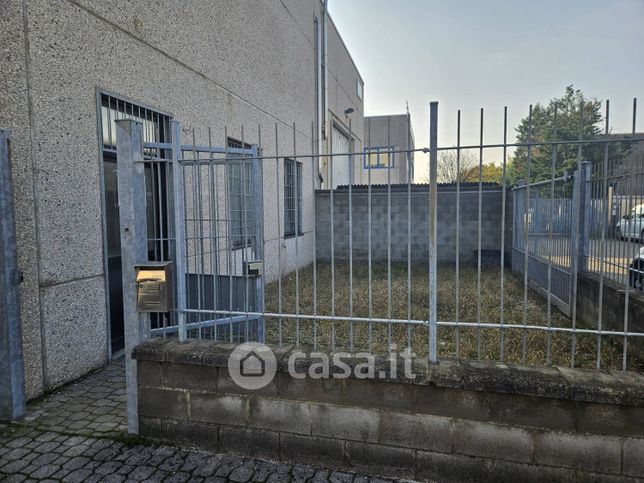 Capannone in commerciale in Via Salvatore Quasimodo 23