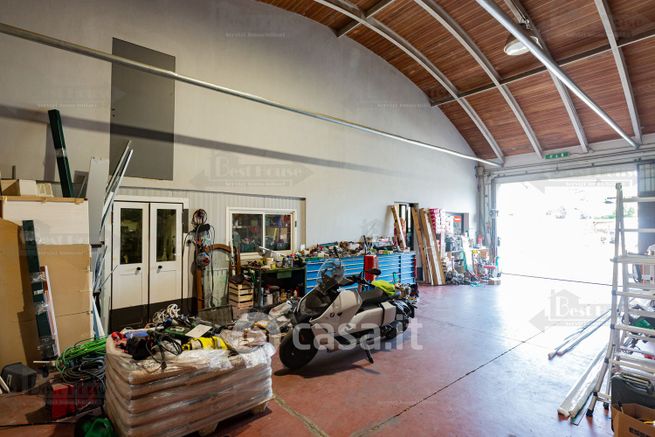 Capannone in commerciale in Via Ponte Nuovo 75