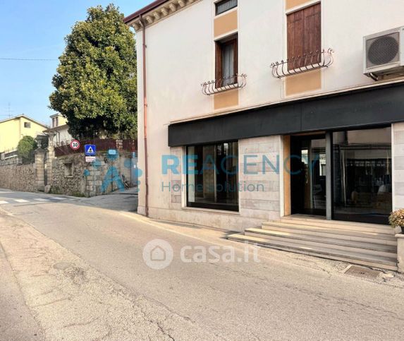 Negozio/locale commerciale in commerciale in Via Chiesa