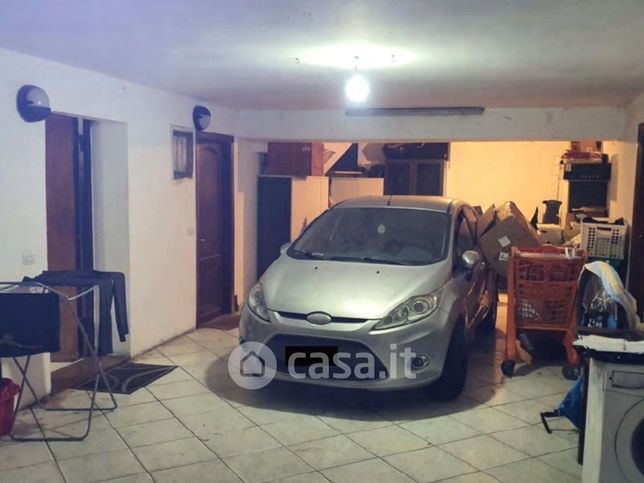 Box/posto auto in residenziale in Via Igino Petrone 18