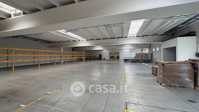 Capannone in commerciale in 