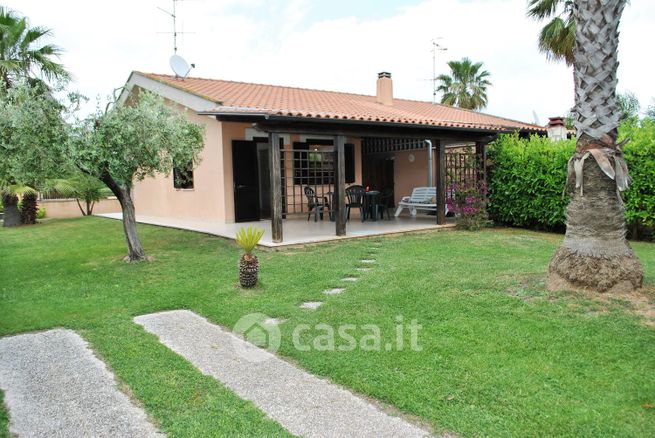 Casa bi/trifamiliare in residenziale in Via Flacca 2463