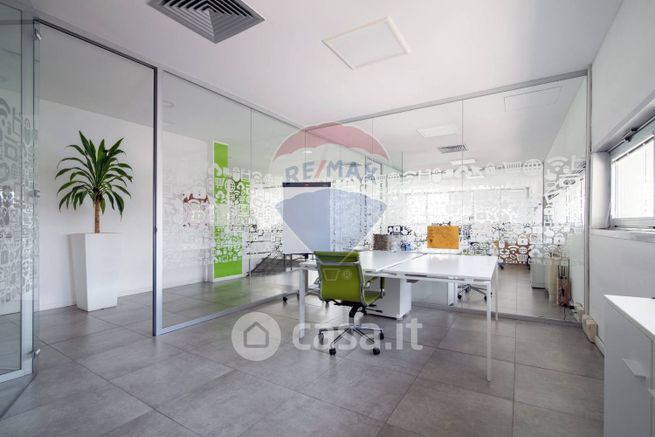Ufficio in commerciale in Via Raffaello Sanzio 18