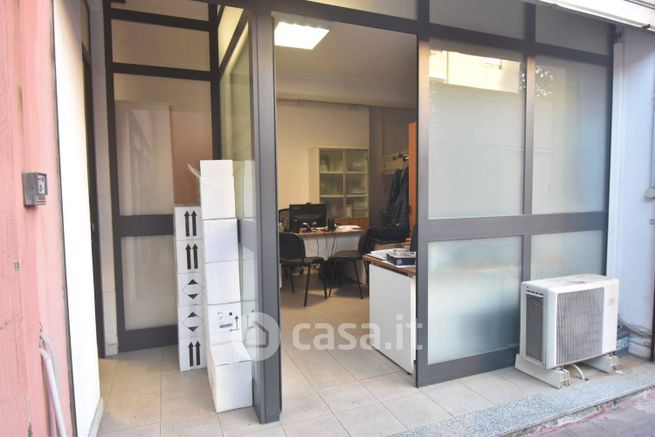 Ufficio in commerciale in 