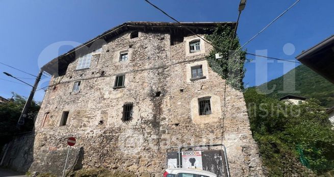 Rustico/casale in residenziale in Via Alessandro Manzoni 48