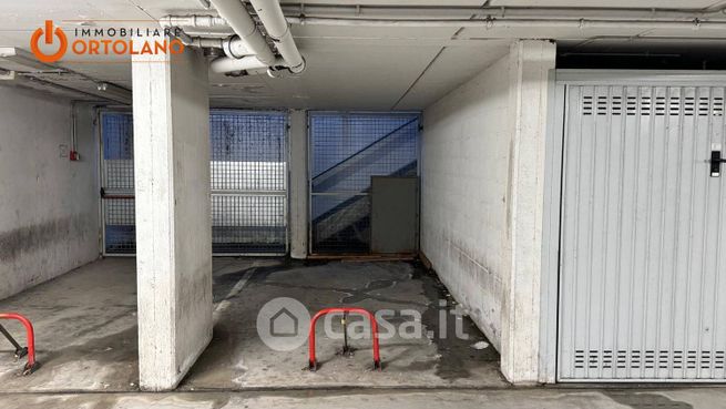 Box/posto auto in residenziale in Via Aris 1