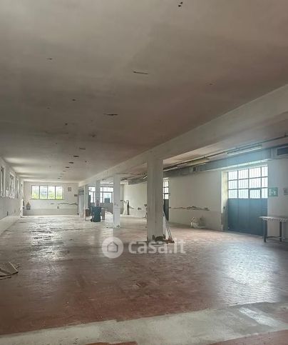 Capannone in commerciale in 