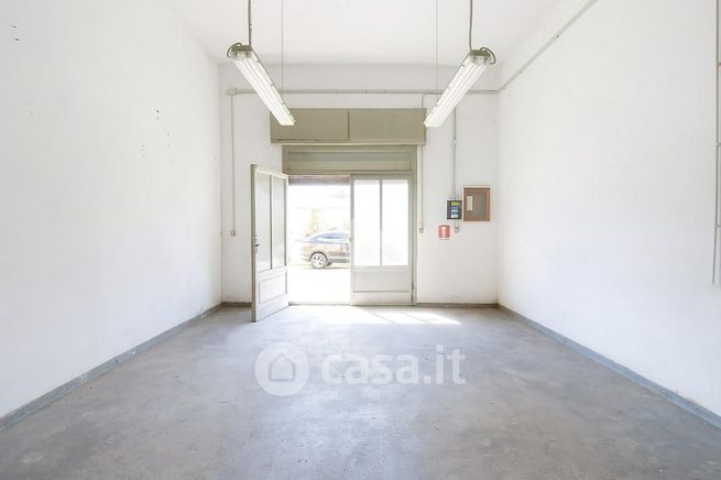 Capannone in commerciale in Via Giovanni Pascoli 40