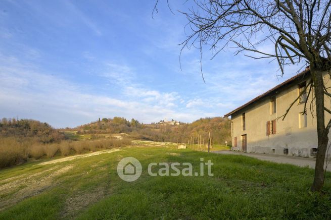 Casa bi/trifamiliare in residenziale in Frazione Nevissano 32