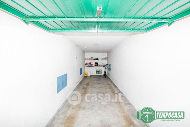 Box/posto auto in residenziale in Via G. di Vittorio 54