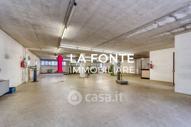 Capannone in commerciale in Via A. Niedda