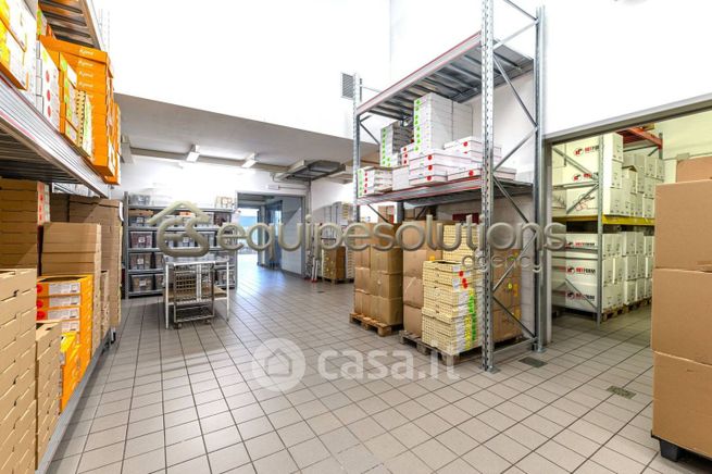 Capannone in commerciale in Piazza LibertÃ 