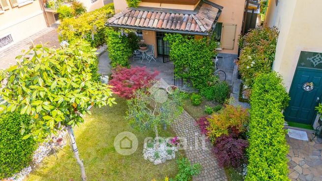 Casa bi/trifamiliare in residenziale in Via Emilia Est 54