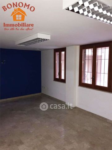 Ufficio in commerciale in 
