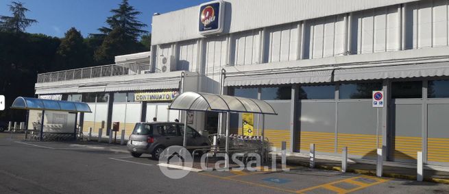 Negozio/locale commerciale in commerciale in