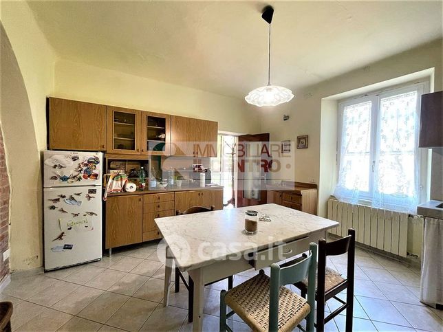 Casa bi/trifamiliare in residenziale in 