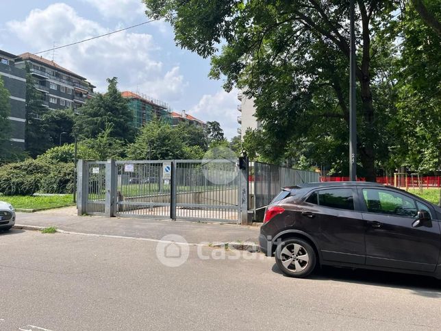 Box/posto auto in residenziale in Via Pietro Rondoni