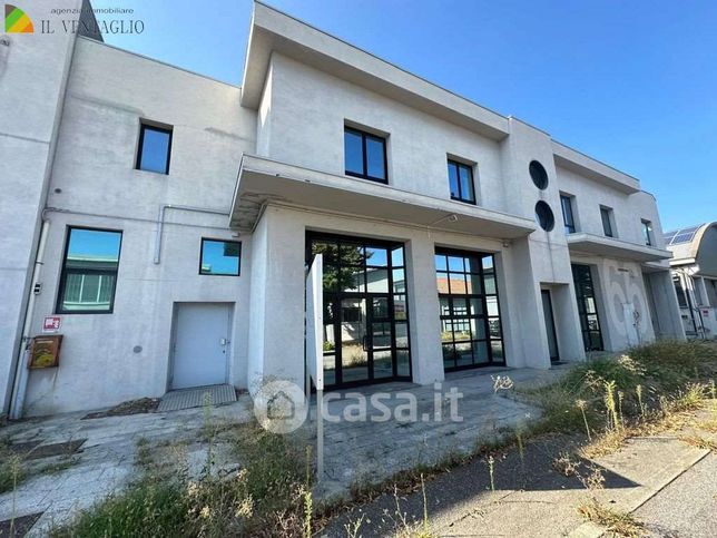 Capannone in commerciale in 