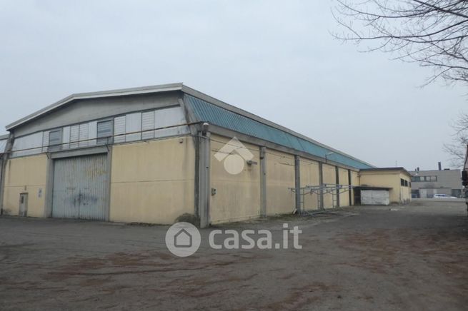 Capannone in commerciale in Via Zamboni 10