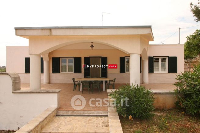 Villa in residenziale in Via Alberobello 13