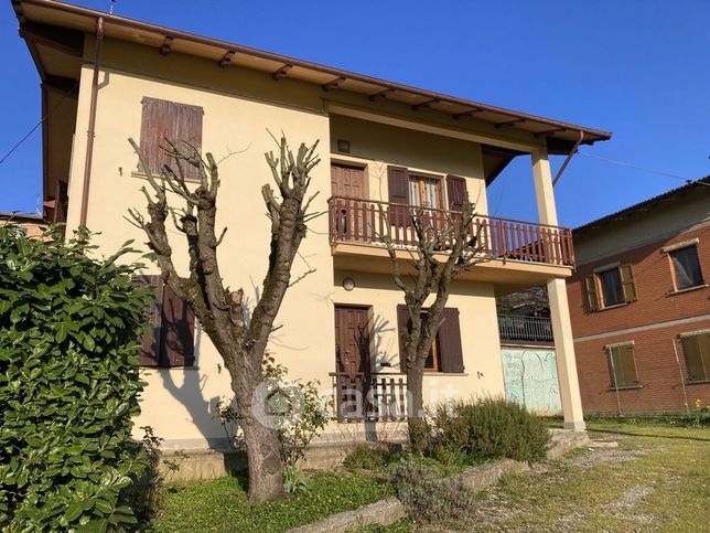 Casa bi/trifamiliare in residenziale in 
