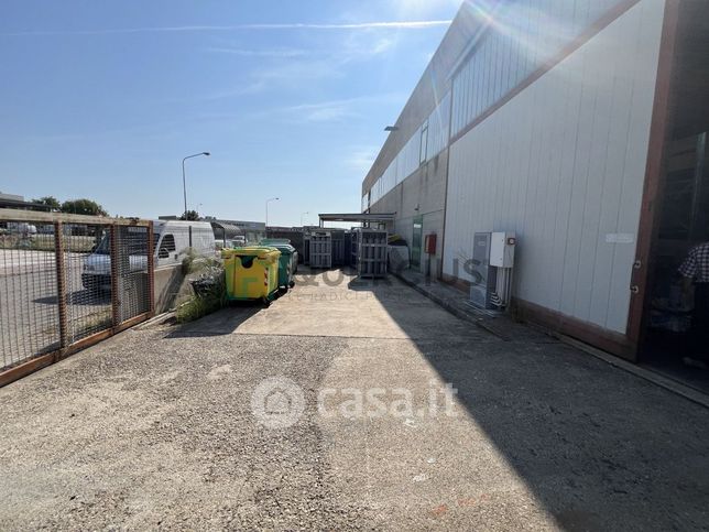 Capannone in commerciale in 