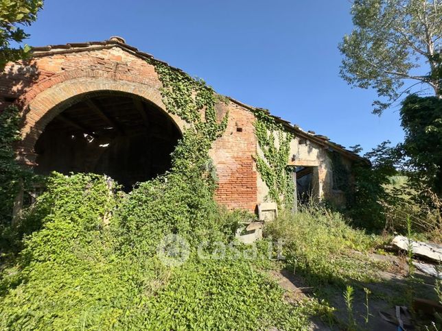 Rustico/casale in residenziale in Via Vecchia di Pontedera 79