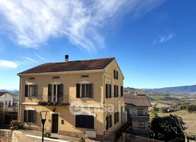 Casa bi/trifamiliare in residenziale in Paese