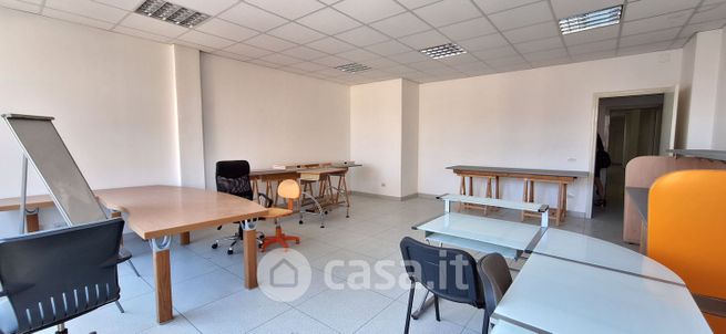 Ufficio in commerciale in Via degli Oleandri