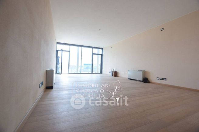Ufficio in commerciale in Via Scirocco