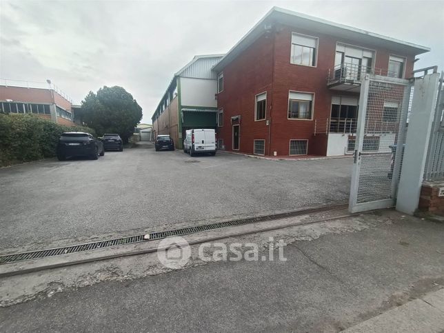 Capannone in commerciale in 