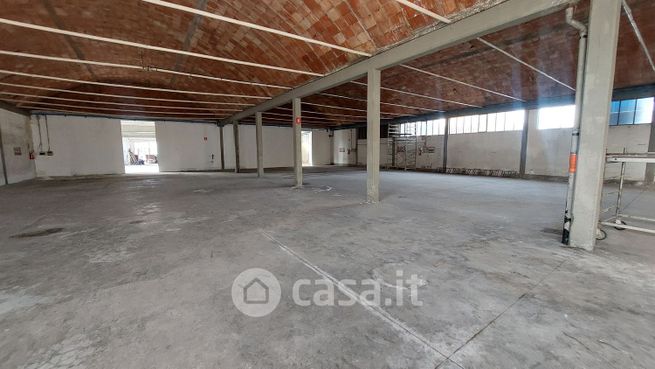 Capannone in commerciale in Via dell'Industria