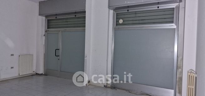 Negozio/locale commerciale in commerciale in Via Ugo la Malfa 15