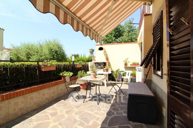 Casa bi/trifamiliare in residenziale in Via Pietro Lari 28
