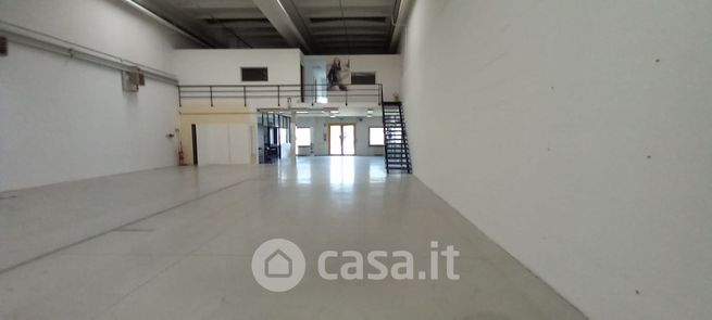 Capannone in commerciale in Via Coriano 58