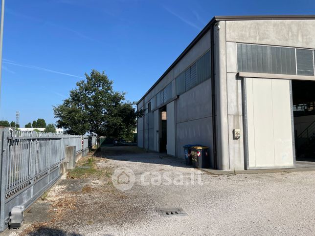 Capannone in commerciale in Via della Produzione