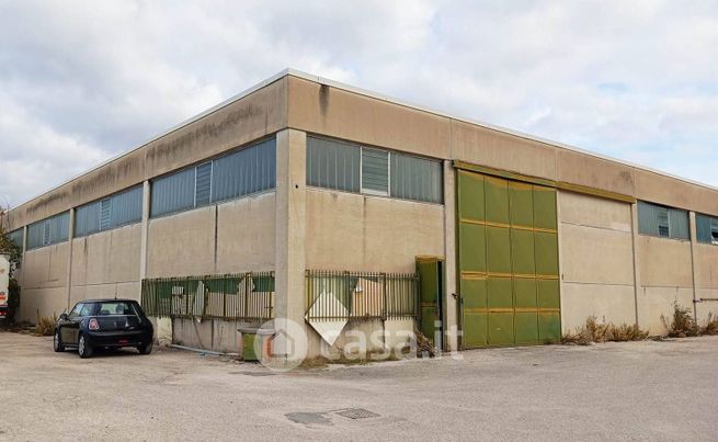 Capannone in commerciale in 