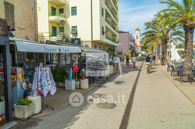 Negozio/locale commerciale in commerciale in Via Lungomare