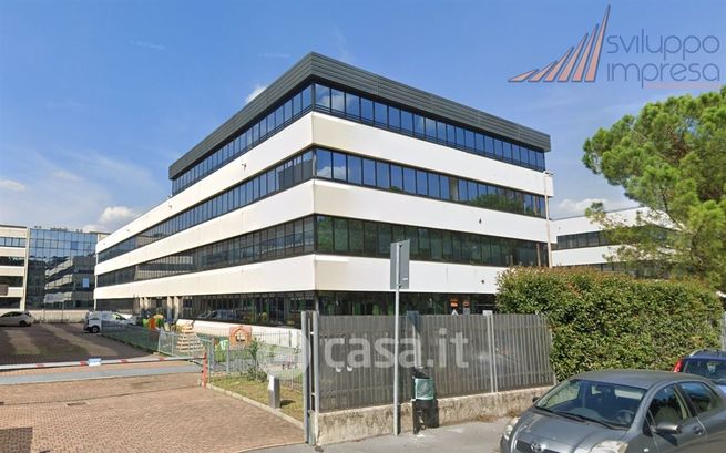 Ufficio in commerciale in Via Luigi Cadorna 69