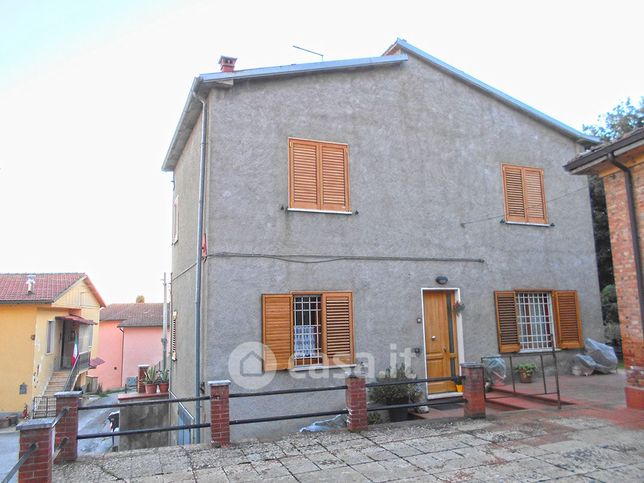 Casa indipendente in residenziale in Piazza del Castagno