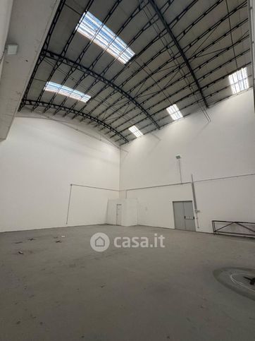 Capannone in commerciale in Via Ferrante Imparato