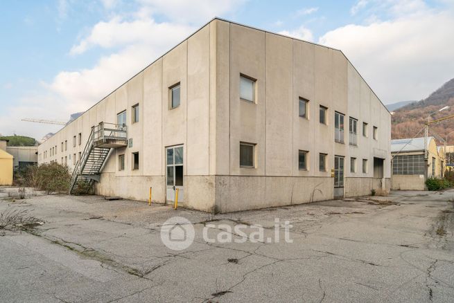 Capannone in commerciale in Corso Europa 82