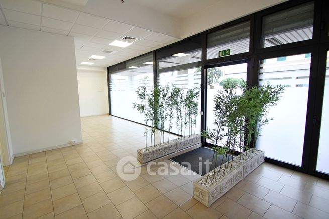 Ufficio in commerciale in 