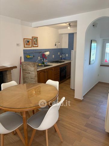 Casa indipendente in residenziale in Via Trieste 64