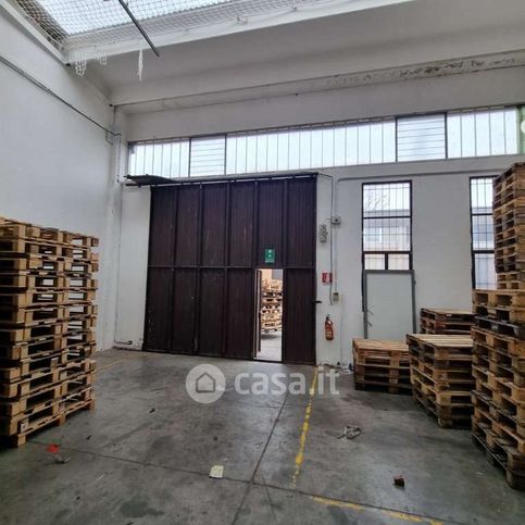 Capannone in commerciale in 