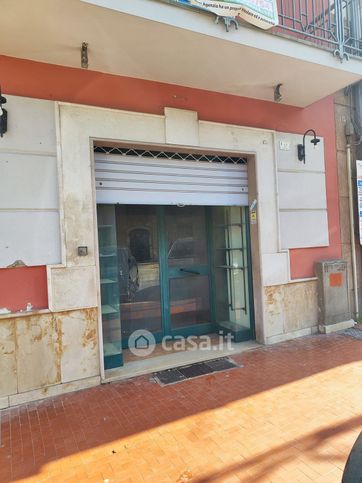 Negozio/locale commerciale in commerciale in Via Raffaele Aversa 57