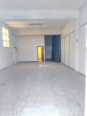Capannone in commerciale in 