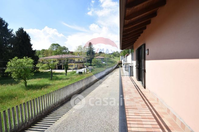 Ufficio in commerciale in Via Monte Rosa 10